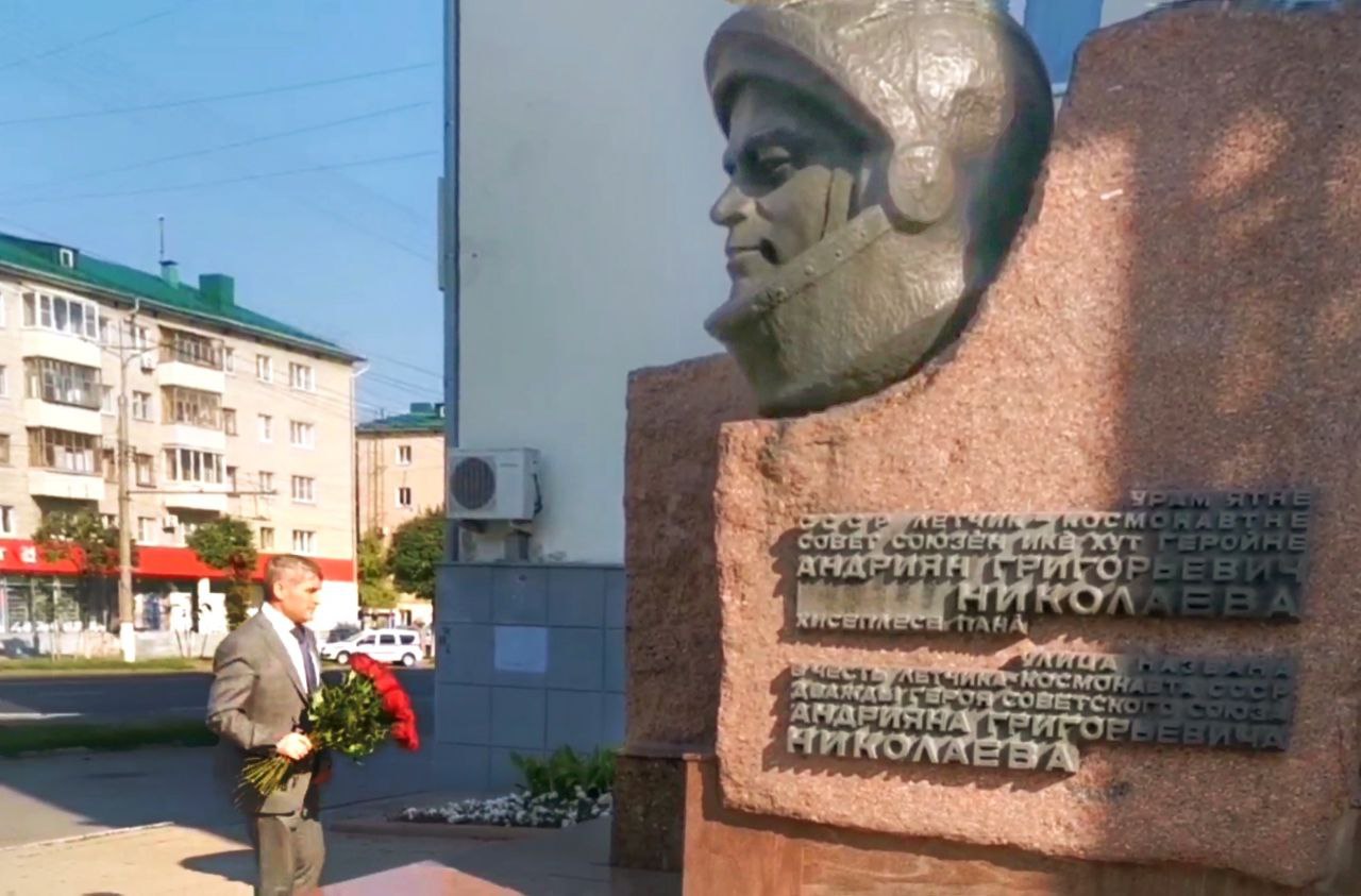 Глава Чувашии возложил цветы к памятнику Андрияну Николаеву — Чувашинформ.рф